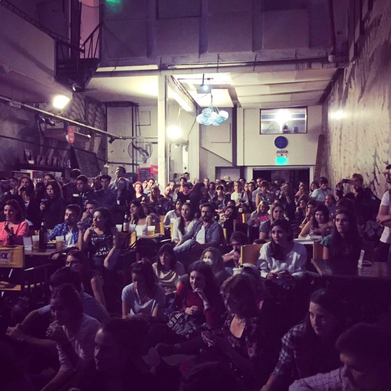 Sala completa en la presentación de "El síndrome de París" en el Matienzo (Buenos Aires)